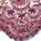 Elegancka czerwona koronkowa tkanina z koralikami w stylu afrykańskim dostosowana do sukienki