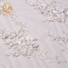 Eleganckie kwiaty Białe tkaniny koronkowe 20% poliester 135 cm szerokość na suknie ślubne